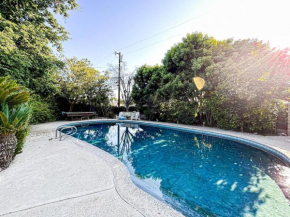 Sunny 1BR Hideaway with Shared Pool Oasis -Lou2-UC